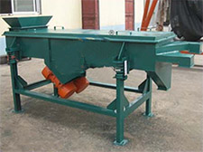 碳鋼加裝料斗的雙層直線振動篩。